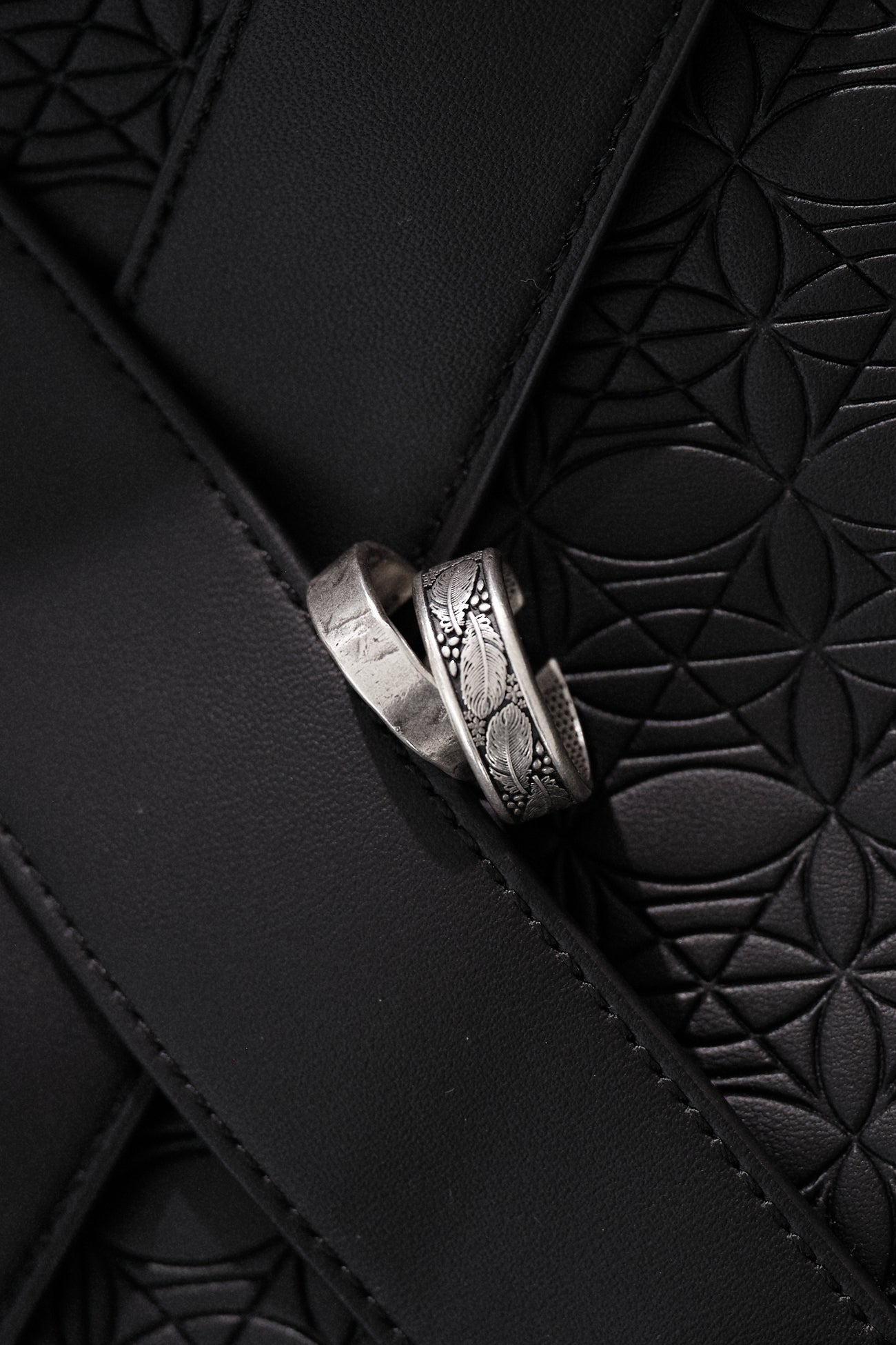 Two adjustable rings with German text indicating they fit most finger sizes.