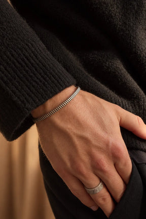 Curled Cuff aus 925 Sterlingsilber getragen, Hand in der Hosentasche