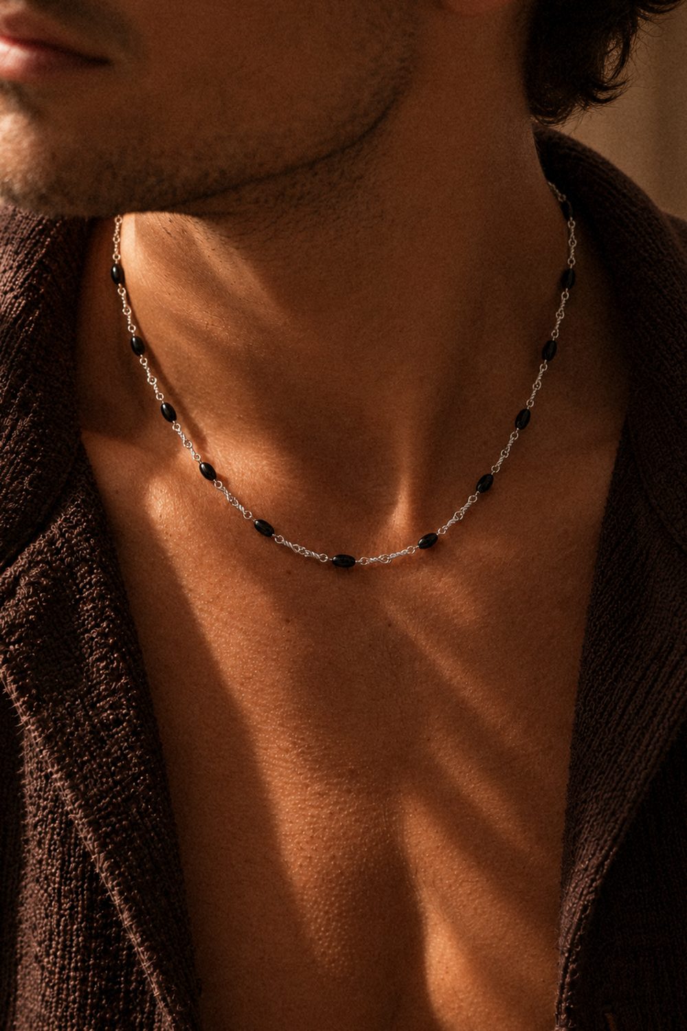 Dusk Chain mit Onyx und 925 Sterlingsilber getragen, offene braune Strickjacke