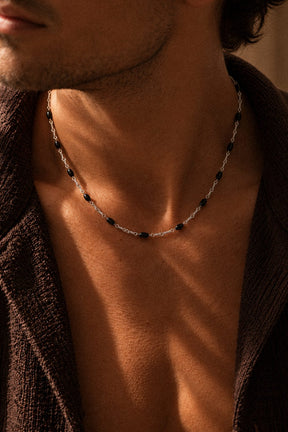 Dusk Chain mit Onyx und 925 Sterlingsilber getragen, offene braune Strickjacke