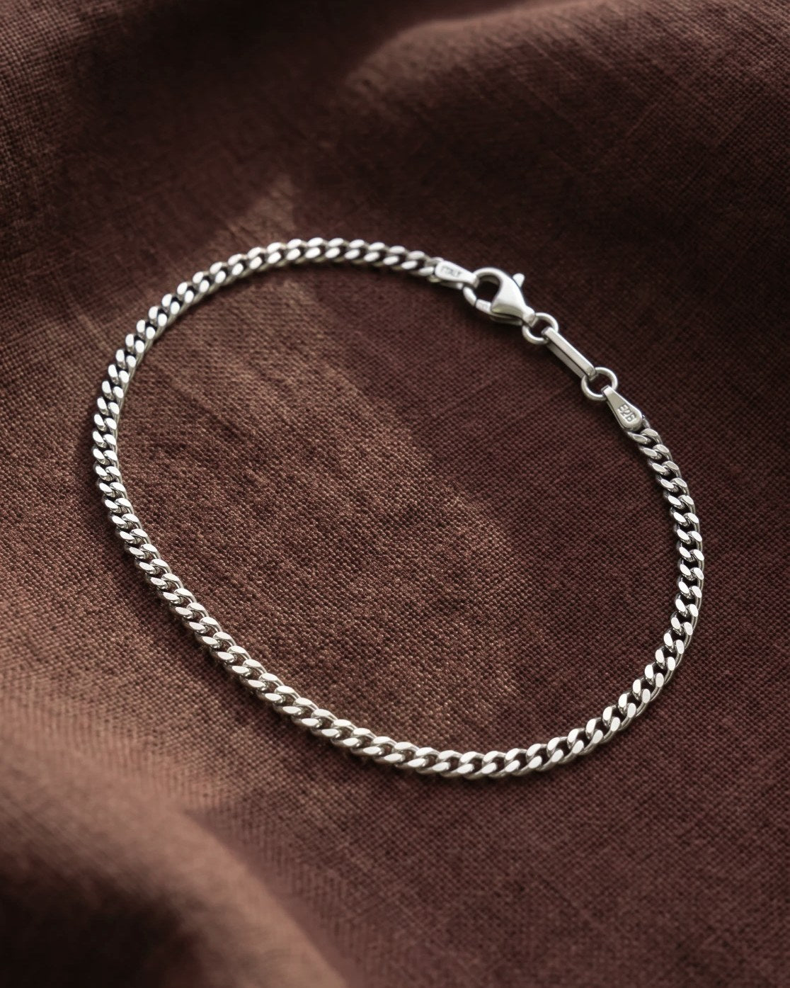 Ruko Bracelet auf braunem Leinen