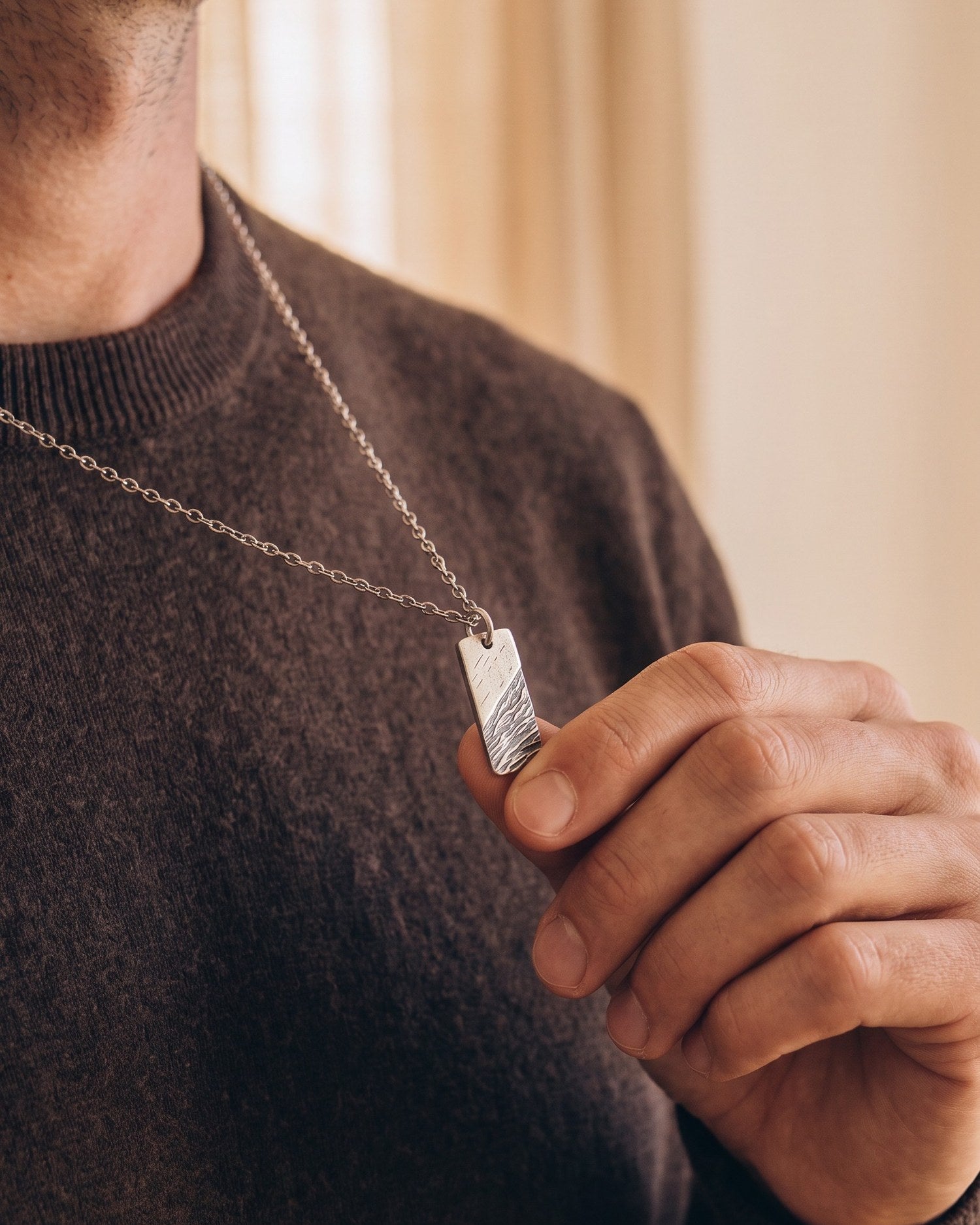 The Scar Necklace aus 925 Sterlingsilber getragen