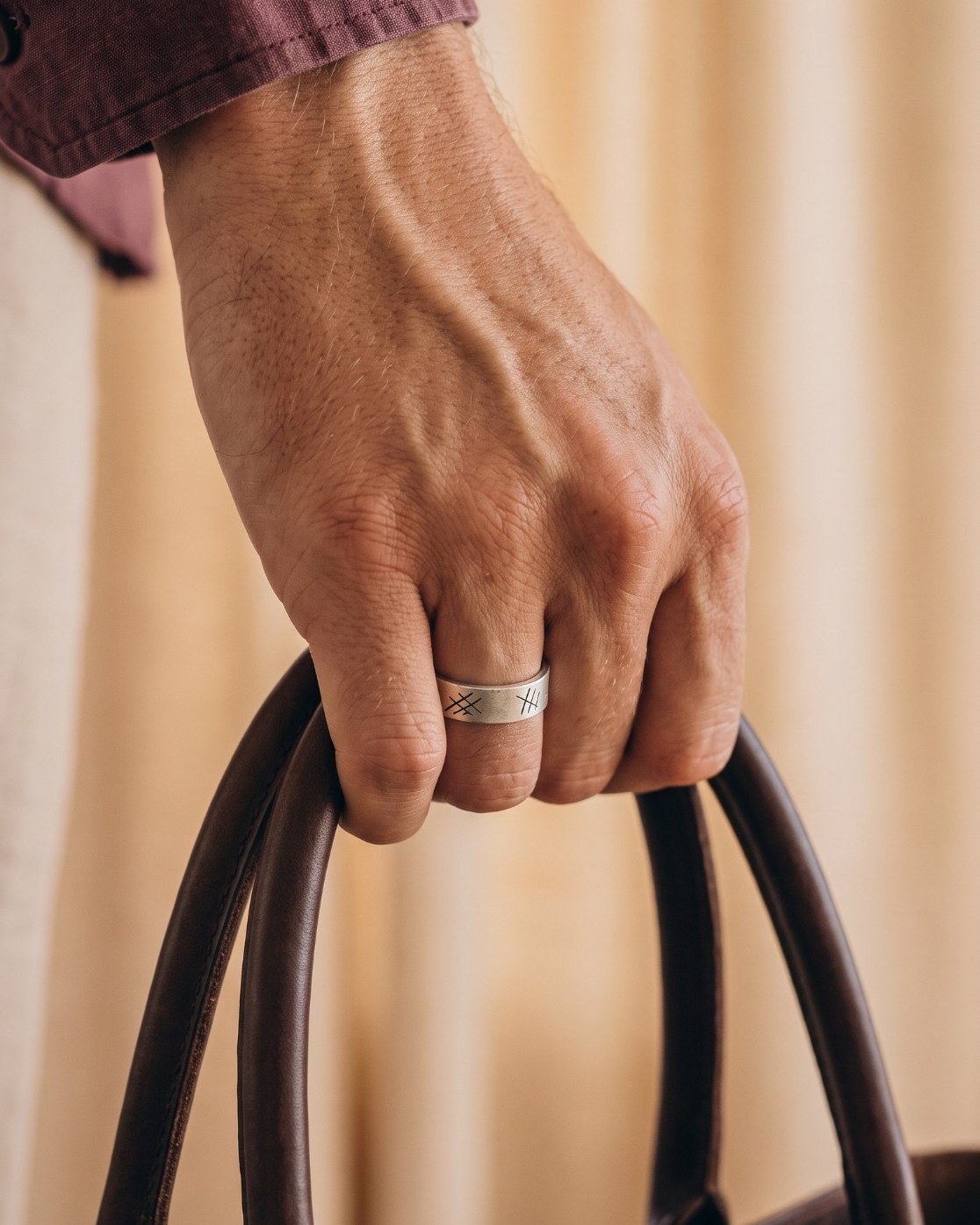 Scar Open Ring aus 925 Sterlingsilber, Hand mit Ledertasche