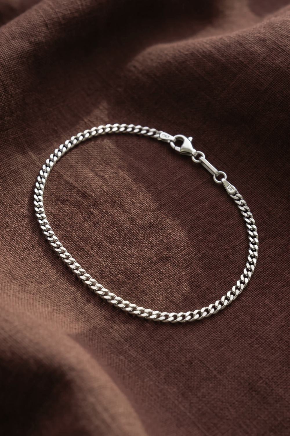 Ruko Bracelet auf braunem Leinen