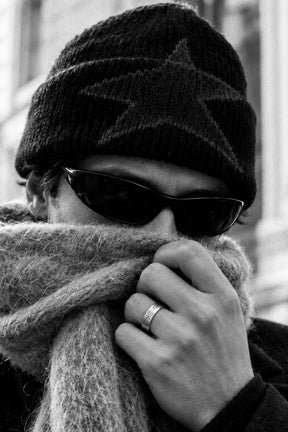 Scar Open Ring aus 925 Sterlingsilber, getragen mit Beanie und Schal