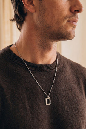 The Frame Necklace aus 925 Sterlingsilber getragen, Profil